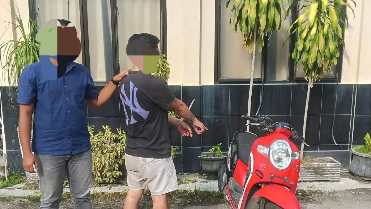 CURANMOR : Pencuri sepeda motor milik jemaah masjid diamankan bersama barang bukti di Mapolsek Pahandut, Palangka Raya. FOTO: IST/RADAR SAMPIT