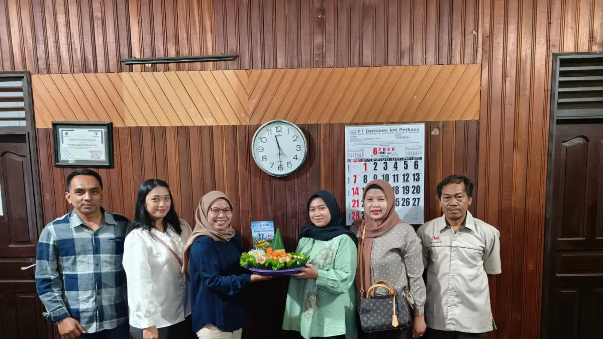 Direktur Radar Sampit Siti fauziah bersama dengan manajemen Radar Sampit menyambangi kantor perwakilan PT Best Agro Internasional di Sampit.