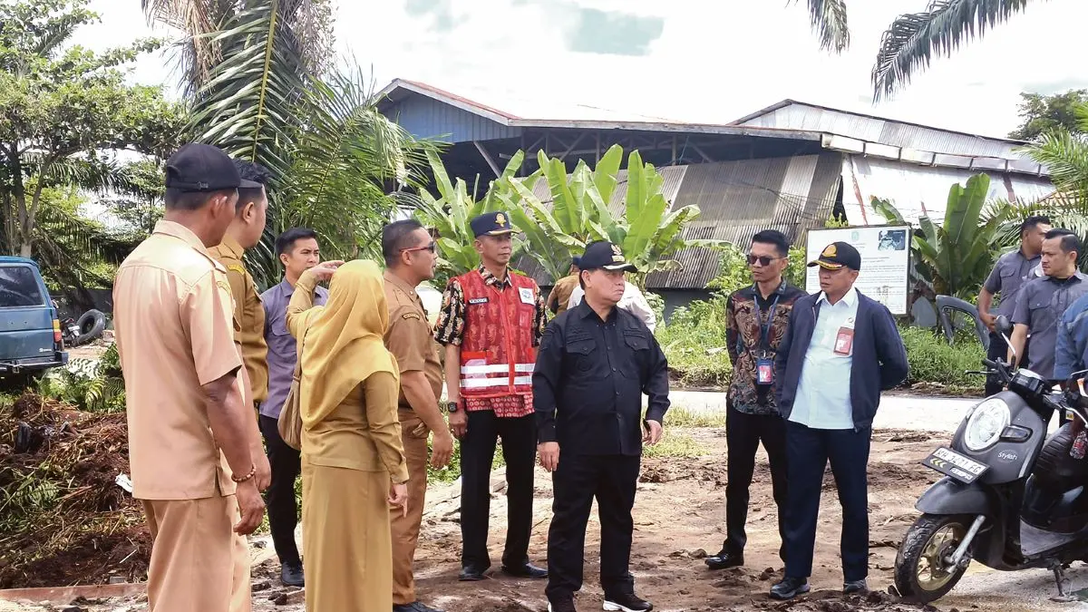 DRAINASE: Bupati Kotim Halikinnor didampingi pihak terkait saat meninjau drainase di kawasan Bandara Haji Asan Sampit, Selasa (9/6/2026). FOTO: YUNI/RADAR SAMPIT 