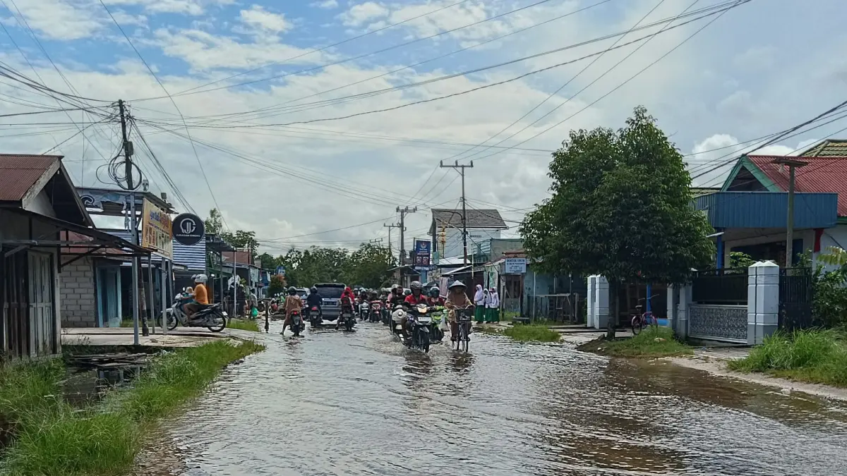 Genangan air di Jalan Cristopel Mihing, Kecamatan Baamang, &nbsp;tampak cukup panjang sehingga menggangu kelancaran dan aktivitas warga, Selasa (9/6/2026). (Usay Nor Rahmad/Radar Sampit)&nbsp;