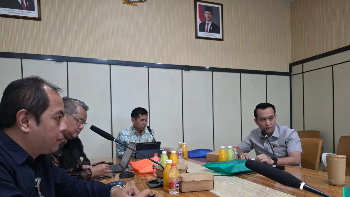 Ketua Komisi A DPRD Kobar Muhammad Isro Wahyudin rapat bersama Pemerintah Kabupaten Kotawaringin Barat dan BPJS Kesehatan. 