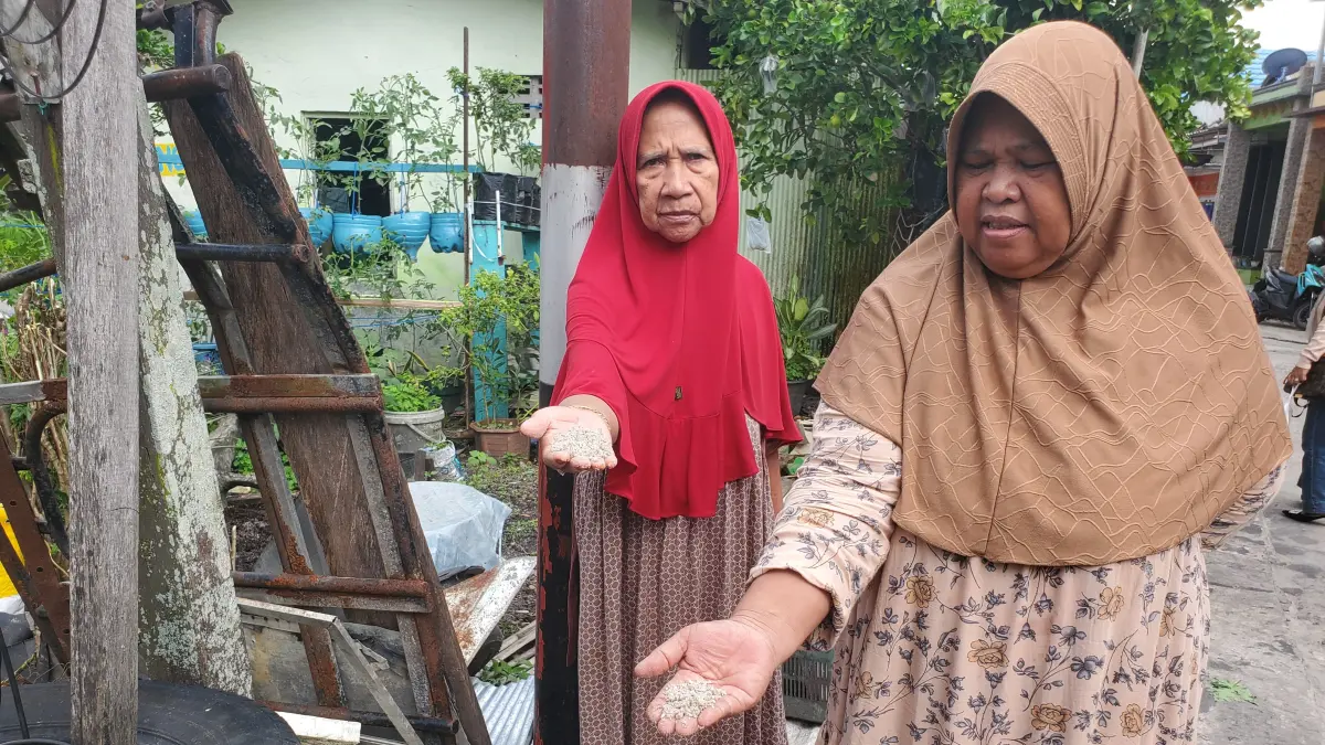 Korban di Kecamatan Baamang menunjukkan pasir yang dikemas ke dalam karung beras dan dijual kepada warga dengan harga murah. (Usay Nor Rahmad/Radar Sampit)&nbsp;