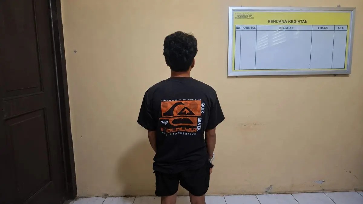 MALING SAWIT: S (20), pencuri sawit perusahaan diamankan di kantor polisi. FOTO: IST/RADAR SAMPIT