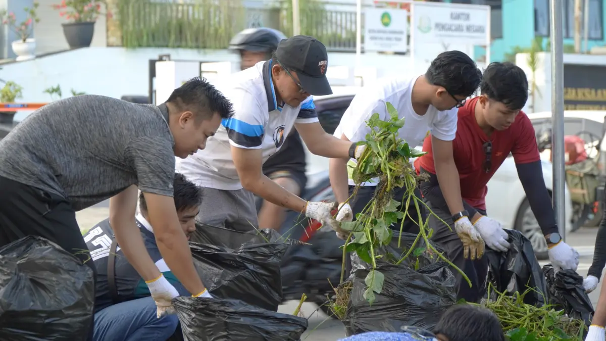 Manager PLN UP3 Barabai, Muhamad Musa, saat melaksanakan kegiatan aksi bersih sampah di Kota Barabai, dalam rangka memperingati Hari Lingkungan Hidup Sedunia 2026. (PLN IUD Kalselteng) 
