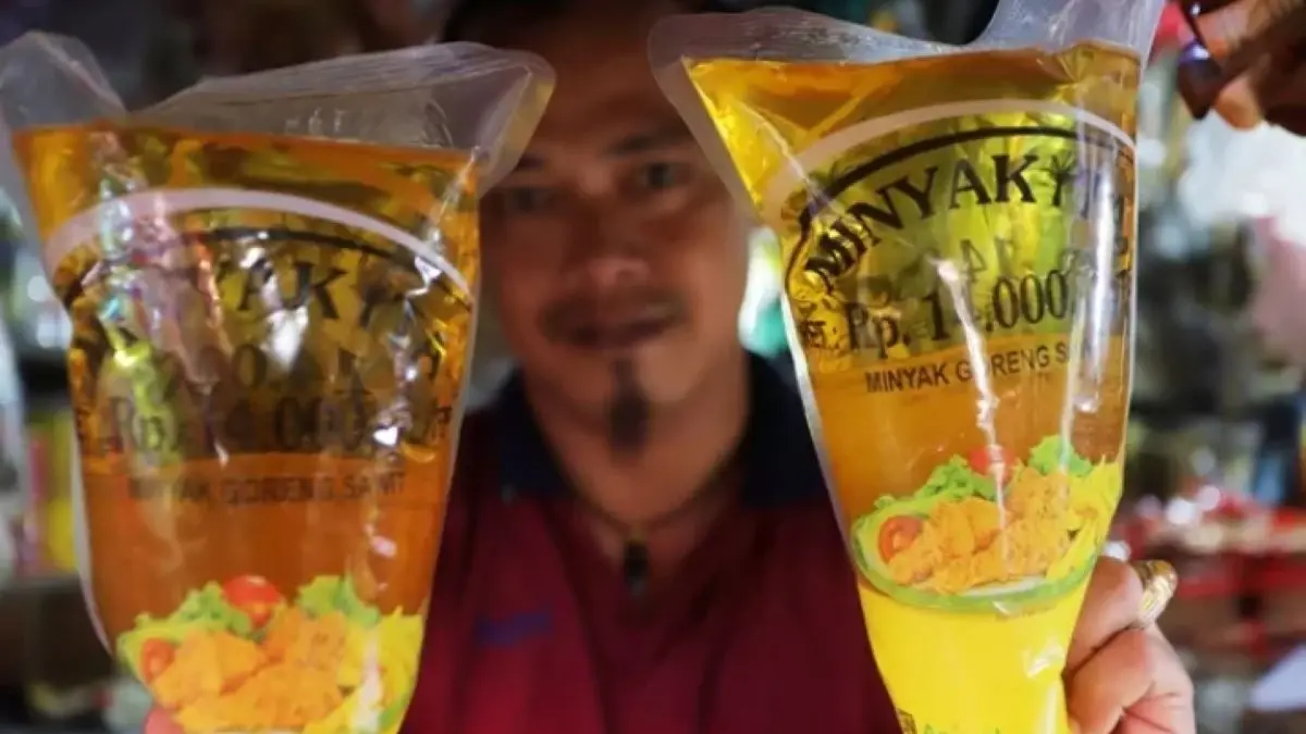 MINYAK GORENG RAKYAT: Pemerintah akan menaikkan harga eceran tertinggi (HET) untuk minyak goreng rakyat atau Minyakita dalam dua minggu kedepan. (Dery Ridwansyah/Jawa Pos)