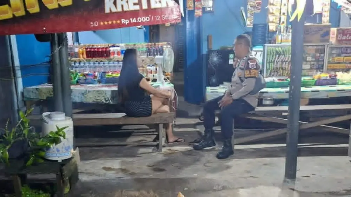PATROLI : Polsek Bukit Batu dan Polsek Rakumpit gelar patroli dialogis di warung kopi. FOTO: IST/RADAR SAMPIT