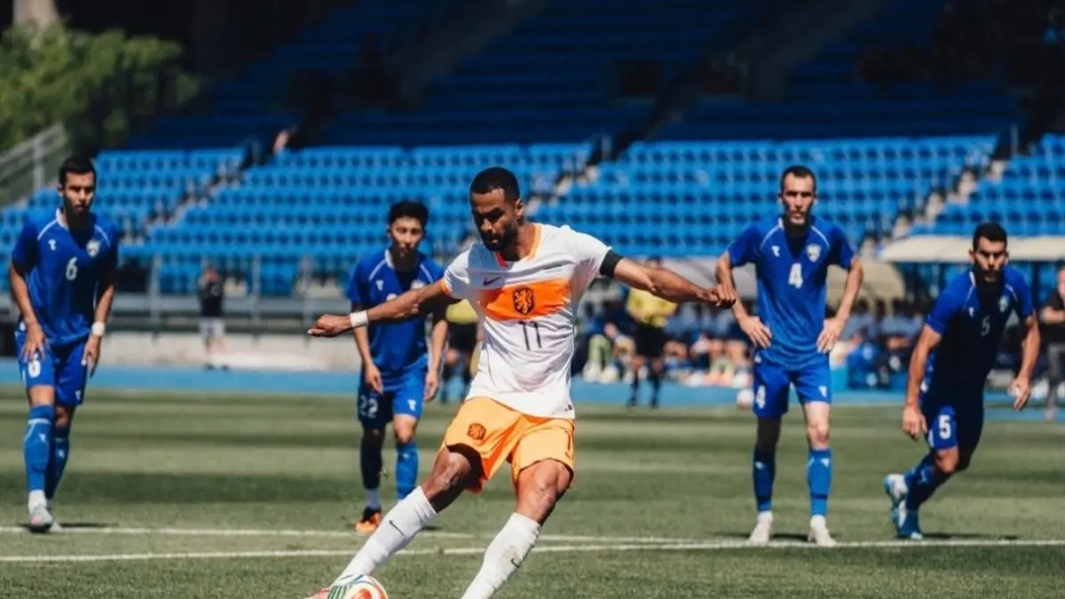 Pemain Belanda, Cody Gakpo saat melesakan penalti ke gawang Uzbekistan dalam ujicoba jelang Piala Dunia 2026.(net)
