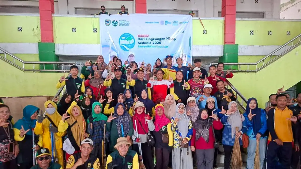  Pemerintah Kabupaten Seruyan menggelar aksi bersih-bersih di kawasan Pasar Saik Kuala Pembuang, Minggu (7/6). (RIFANI/RADAR SAMPIT)&nbsp;