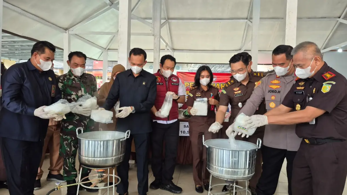  Polres Lamandau memusnahkan barang bukti narkotika jenis sabu seberat 10,5 kilogram hasil pengungkapan empat kasus besar sepanjang April hingga Mei 2026.  (Ria Mekar/Radar Samput)