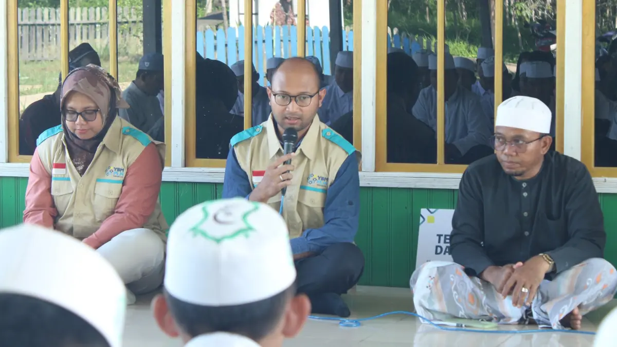Proses penyerahan hewan kurban dilakukan oleh Ketua YBM PLN UP3 Kuala Kapuas, Pramudya Nur Perdana (tengah), kepada perwakilan Pondok Pesantren Darul Hikmah Darussalam, Ustadz M. Iskandar. 