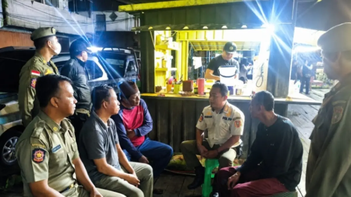 Satpol PP Kobar memberikan imbauan kepada pelaku UMKM dan pegiat musik di kawasan UMKM dermaga Pasar Indra Kencana, Kelurahan Raja, belum lama ini. (ist)