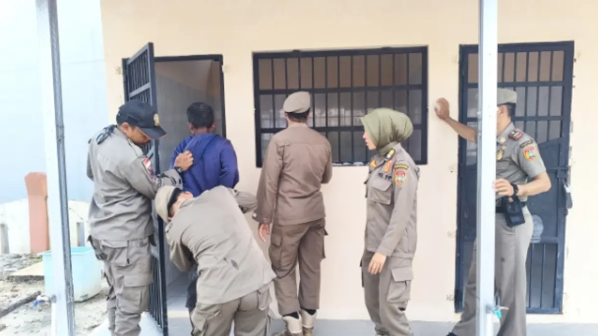 Satpol PP Kobar mengamankan orang dengan gangguan jiwa (ODGJ) di Jalan Ahmad Yani, Kelurahan Baru, Kabupaten Kotawaringin Barat, Senin 8 Juni 2026. &nbsp;(SATPOL PP KOBAR/RADAR SAMPIT)&nbsp;