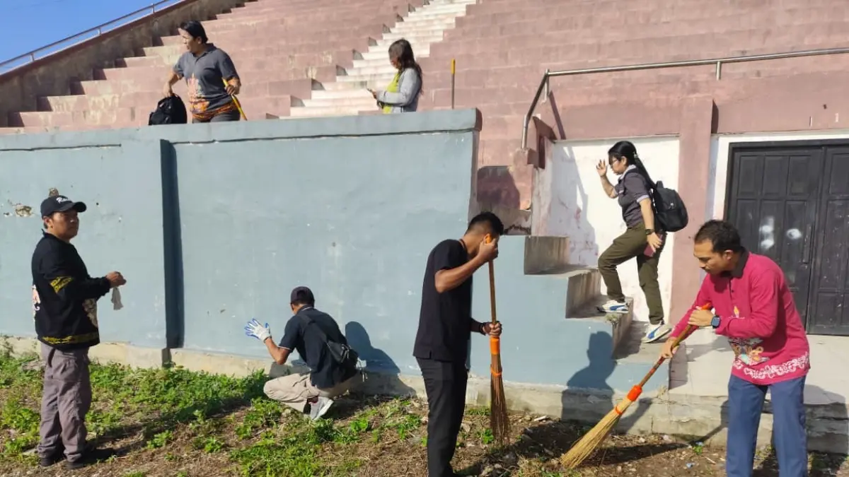Suasana gotong royong membersihkan Stadion Mini Kuala Kurun, Senin (8/6). (BARYEN/RADAR SAMPIT)