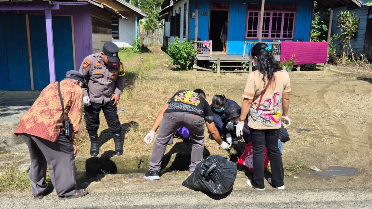 Tim gabungan ketika memeriksa kondisi lingkungan di Kelurahan Kuala Kurun, Kecamatan Kurun, Senin (8/6). (DINAS KESEHATAN FOR RADAR SAMPIT)&nbsp;