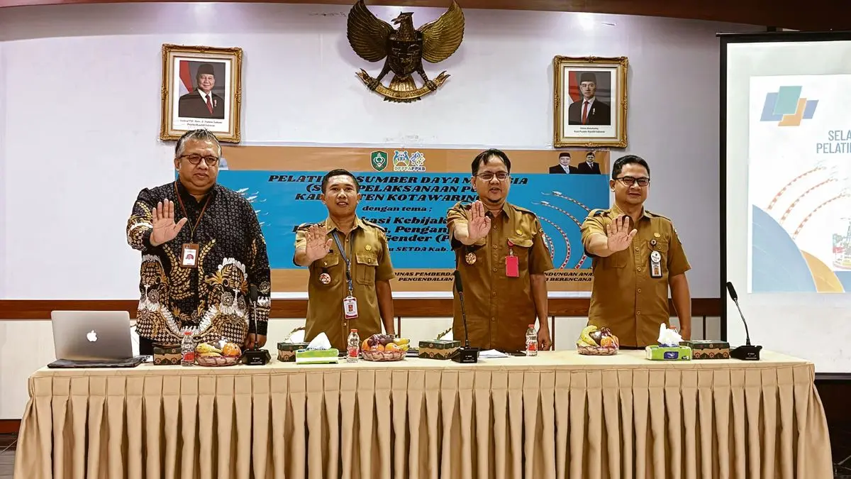 FOTO BERSAMA: Staf Ahli Bupati Kotim Muslih (dua dari kiri) menghadiri kegiatan Pelatihan SDM Teknis Pelaksanaan Pengarusutamaan Gender (PUG) berupa Advokasi Kebijakan dan Pendampingan Pelaksanaan PUG Kabupaten Kotim Tahun 2026, Selasa (9/6/2026). FOTO: YUNI/RADAR SAMPIT 