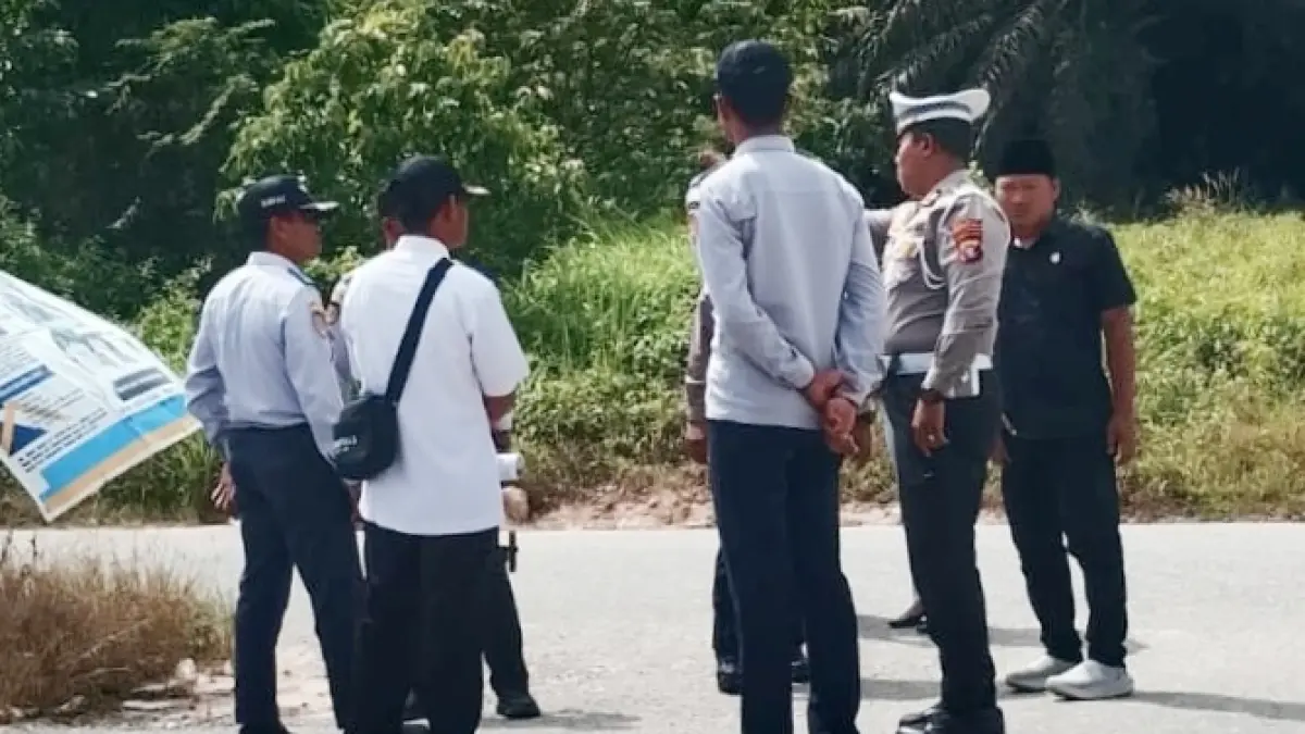 Anggota DPRD Kobar Muhammad Toha bersama instansi terkait saat mengecek kondisi jalan Kotawaringin Lama.  (SYAMSUDIN/RADAR SAMPIT) 