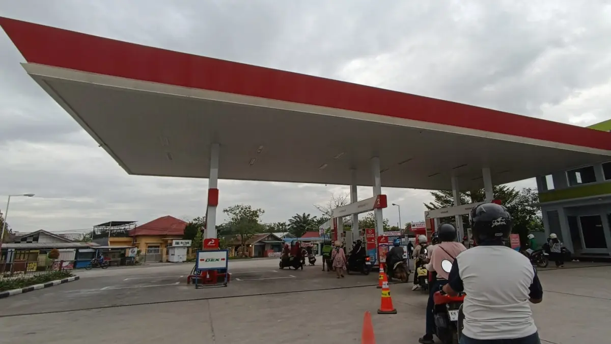 Antrean pembeli BBM disalah satu SPBU di Kotim. (Usay Nor Rahmad/Radar Sampit)