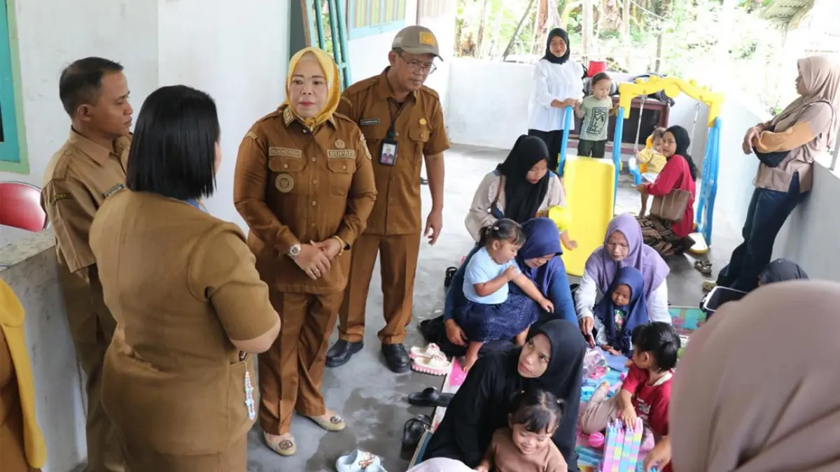 Bupati Kotawaringin Barat Hj Nurhidayah saat berkunjung ke Desa Bumi Harjo Selasa 9 Juni 2026. (SYAMSUDIN/RADAR SAMPIT) 
