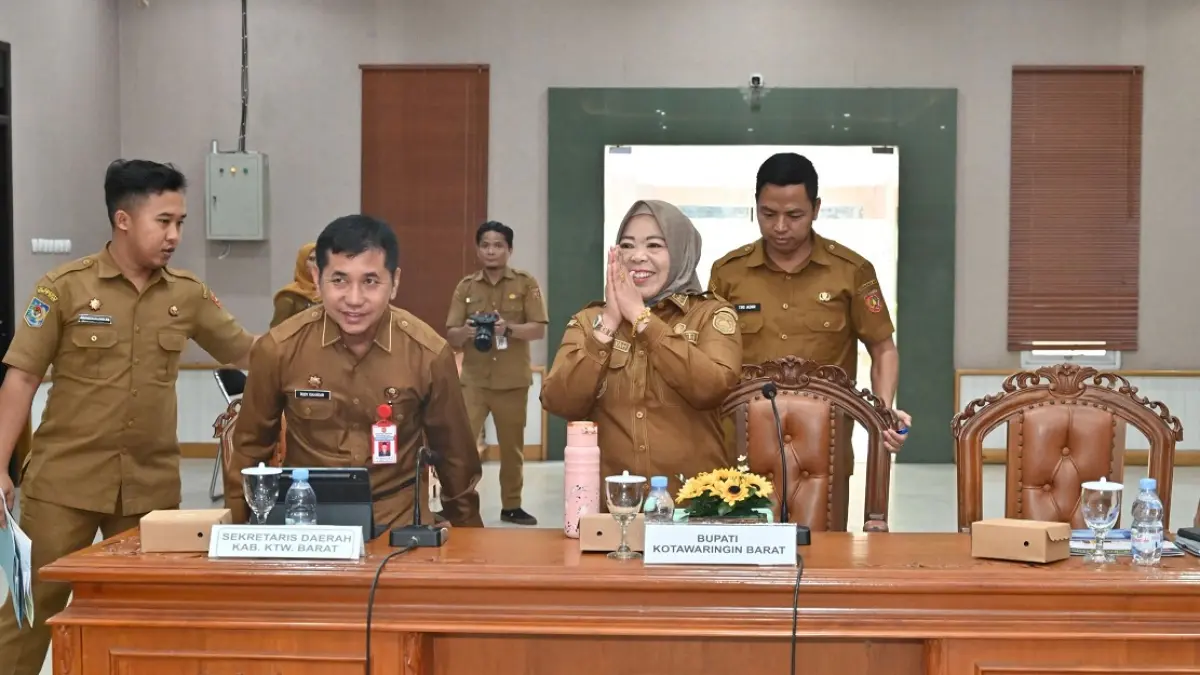 Bupati Kotawaringin Barat Hj Nurhidayah usai memimpin rakor tata kelola publikasi daerah. &nbsp;(SYAMSUDIN/RADAR SAMPIT)&nbsp;