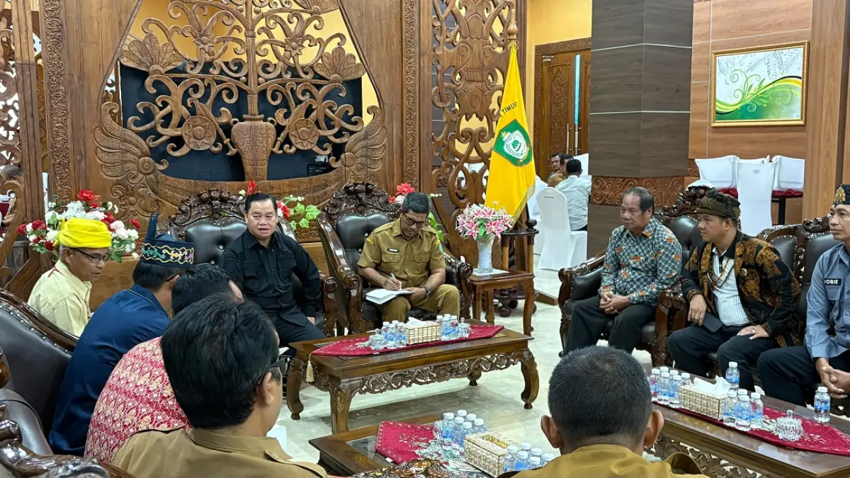 Bupati Kotim Halikinnor menerima audiensi pengurus MD-AHK Kotim, Selasa (9/6). (YUNI/RADAR SAMPIT)&nbsp;