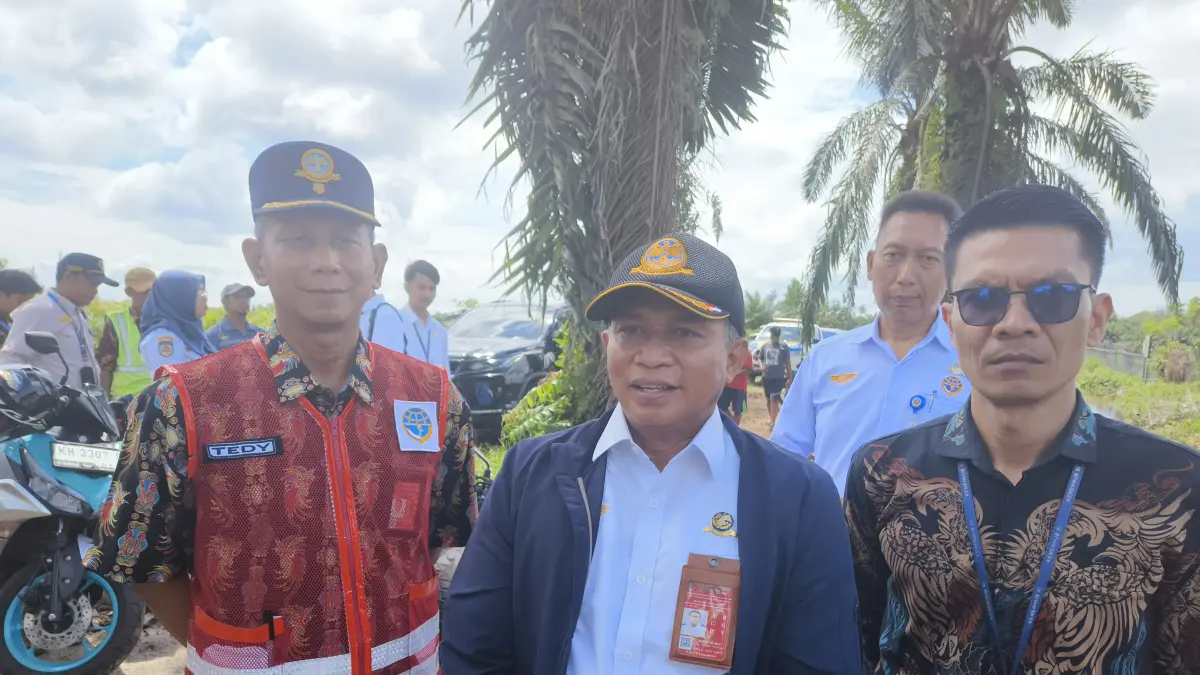 Kepala Bandara Haji Asan Sampit, Abdul Haris (Tengah), berharap normalisasi drainase yang dilakukan dapat mengurangi risiko genangan air di kawasan bandara.  (Akbar/radarsampit)