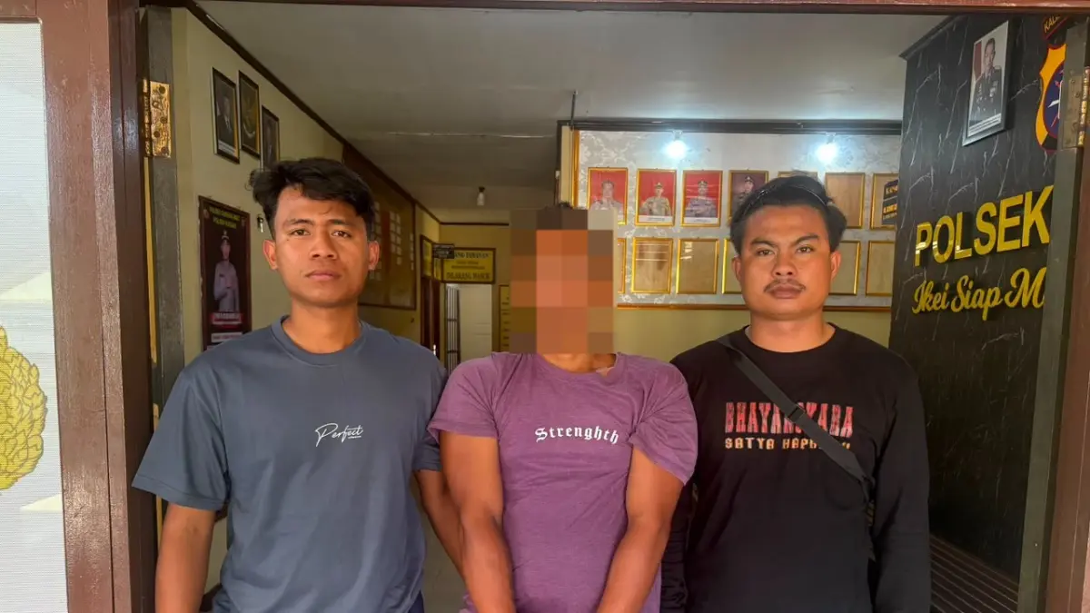 Pelaku (tengah) yang berhasil diamankan di Mapolsek Rungan, Selasa (9/6). (POLSEK RUNGAN/RADAR SAMPIT)&nbsp;