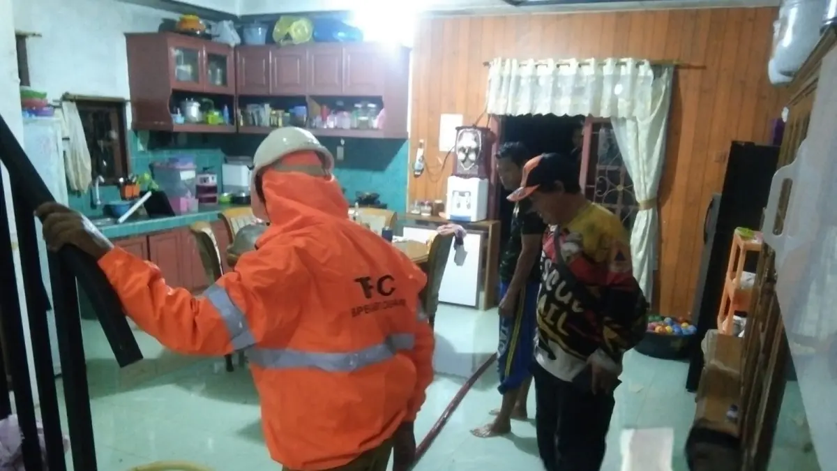 Penanganan banjir di Kelurahan Kumai Hulu, Kecamatan Kumai, Kabupaten Kotawaringin Barat, belum lama ini. (ist) 