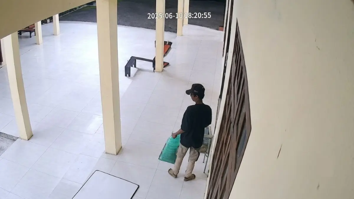 PENCURIAN: Pelaku pembobolan kotak amal masjid di Desa Tabiku, Seruyan Raya terekam CCTV. FOTO: TANGKAPAN LAYAR/RADAR SAMPIT
