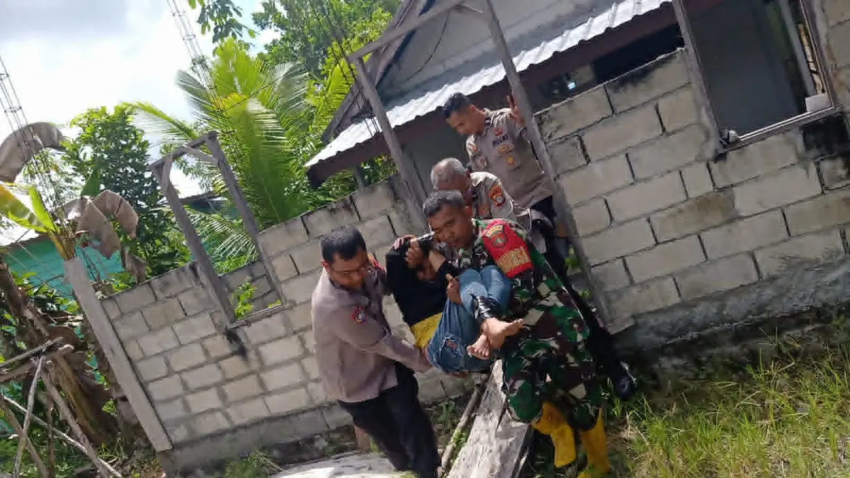 Personel  keamanan bersama petugas terkait melakukan penanganan ODGJ di wilayah Kelurahan Bukit Tunggal, Kecamatan Jekan Raya, Kota Palangka Raya, Rabu (10/6).(istimewa/tim gabungan)