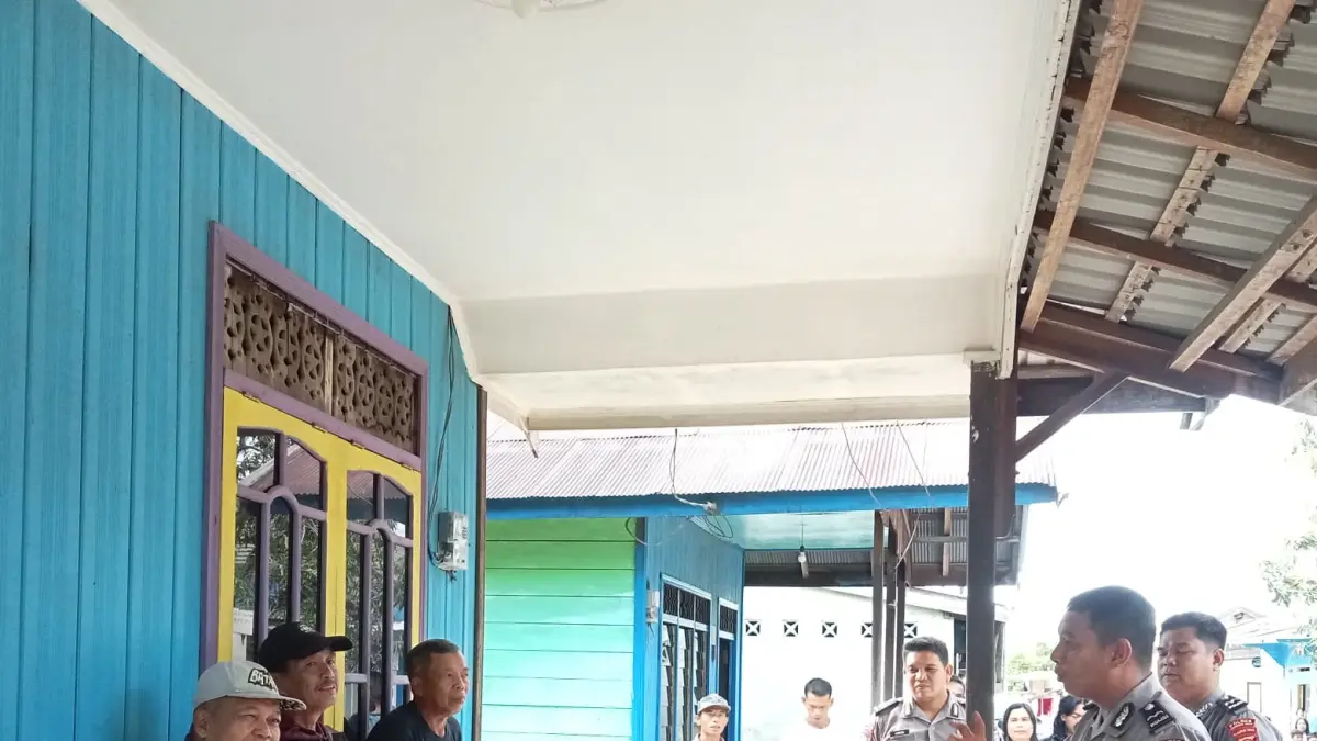 Personel Satuan Binmas Polres Gumas melakukan sosialisasi layanan call center 110 sekaligus membagikan paket sembako, Selasa (9/6). (SATBINMAS POLRES GUNUNG MAS/RADAR SAMPIT)&nbsp;