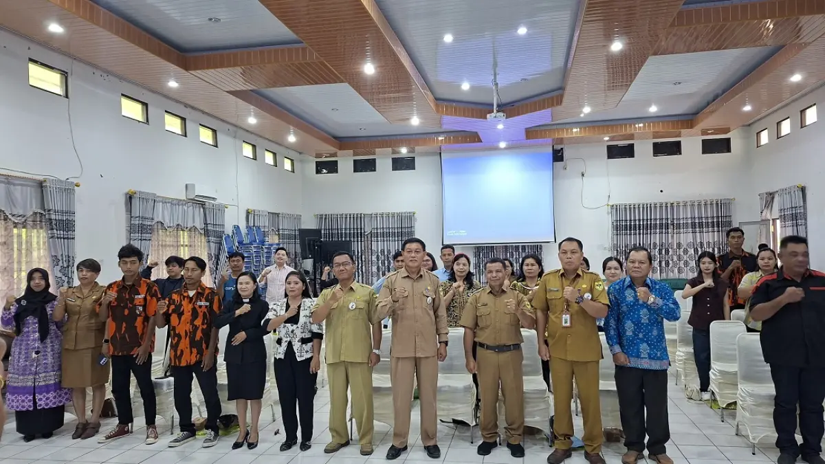 Peserta pelatihan kerajinan pembuatan anyaman janur berfoto bersama usai pembukaan kegiatan, di aula kantor bapperida setempat, Senin (8/6). (KESBANGPOL GUMAS/RADAR SAMPIT)&nbsp;