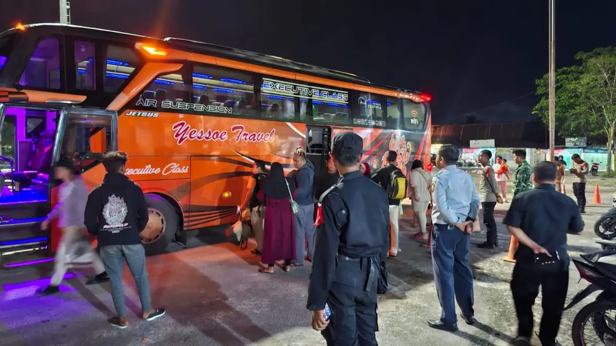 Salah satu armada PT Yessoe Transportasi Indonesia saat akan berangkat dari Terminal Natai Suka, belum lama ini. (ist) 
