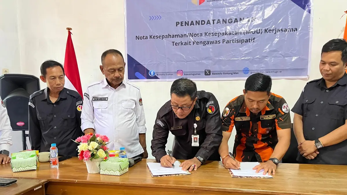 Suasana penandatanganan MoU pengawasan partisipatif bagi pemilih pemula di kantor Bawaslu Gunung Mas, Senin (8/6). (BAWASLU GUNUNG MAS/RADAR SAMPIT)&nbsp;