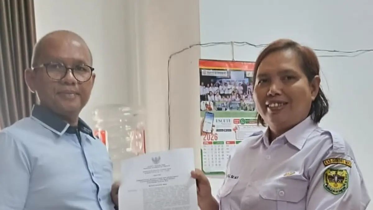 Suasana penyerahan SK FKDM dari Kabid Kewaspadaan Nasional dan Penanganan Konflik Mira Triyuli kepada Ketua FKDM Nopriaman, Senin (8/6). (FKDM GUNUNG MAS FOR RADAR SAMPIT)&nbsp;