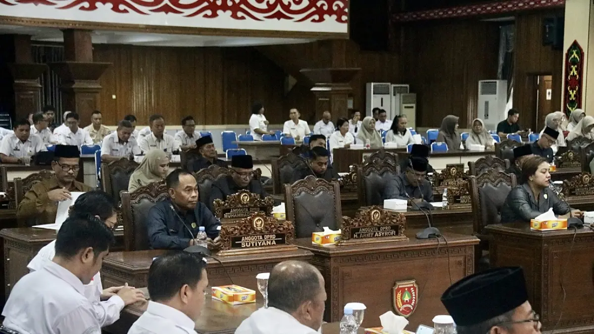 Suasana rapat paripurna DPRD Kotawaringin Barat. (SYAMSUDIN/RADAR SAMPIT) 