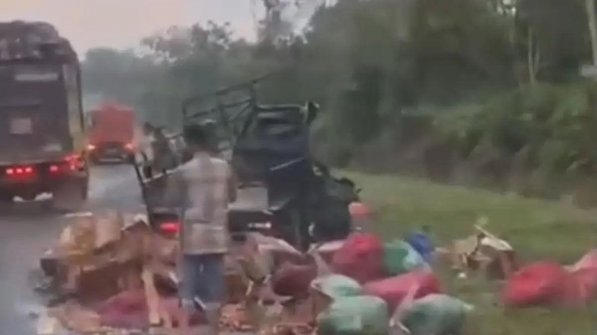 Tangkapan layar video rekaman warga kecelakaan di Jalan Jenderal Sudirman Kilometer 25, Sampit Pangkalan Bun, yang melibatkan truk dan pikap pembawa tomat. (warga/radar sampit)&nbsp;