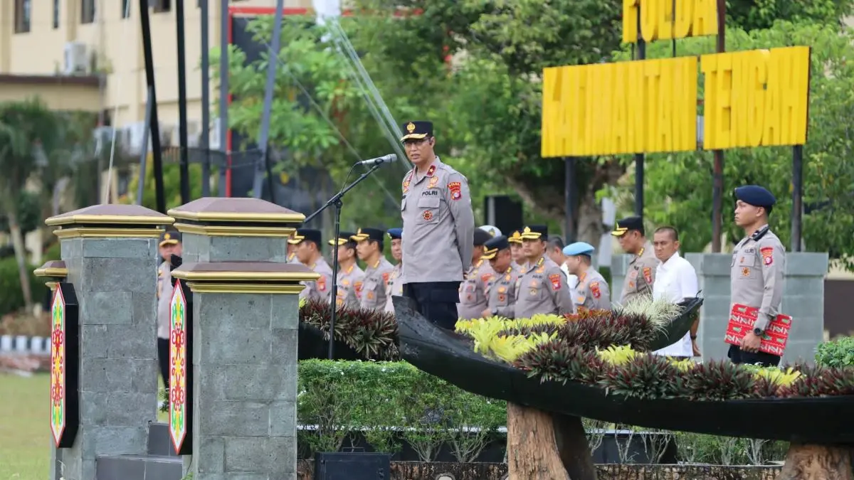 TEGAS : Wakapolda Kalteng, Brigjen Pol Yosi Muhamartha menyampaikan peras keras kepada jajaran saat apel pagi. FOTO: IST/RADAR SAMPIT