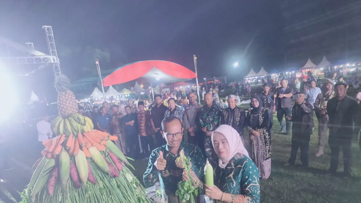 Wakil Bupati Lamandau Abdul Hamid membuka Sumber Mulya Fest Vol. 4 Tahun 2026 di Lapangan Sasana Yudha, Desa Sumber Mulya, Kecamatan Bulik, Selasa malam (9/6).&nbsp; (RIA/RADAR SAMPIT)&nbsp;