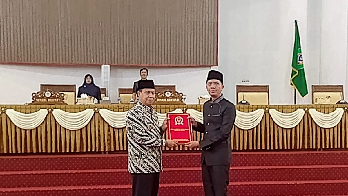 Wakil Ketua II DPRD Seruyan &nbsp;Muhtadin &nbsp;menyampaikan sejumlah catatan fraksi kepada&nbsp;Wakil Bupati Seruyan. (RIFANI/RADAR SAMPIT)&nbsp;