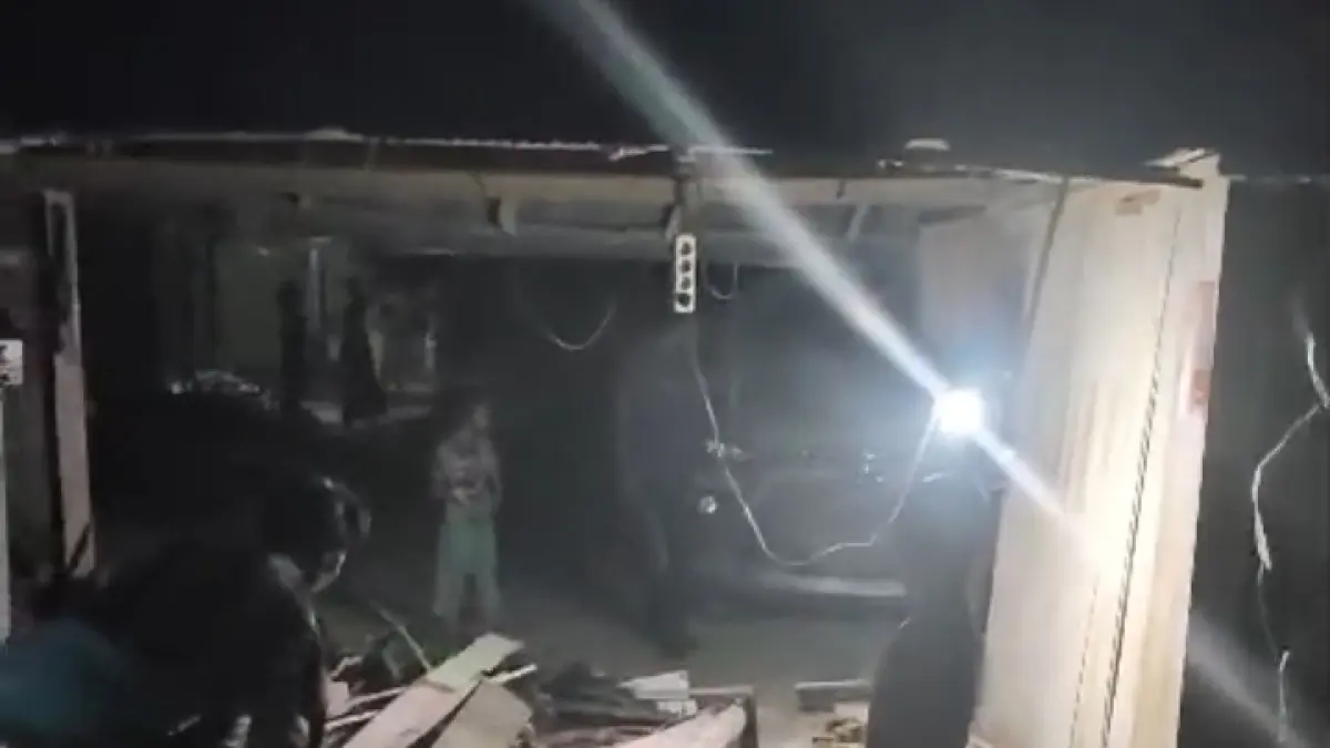 Warung di Desa Kubu, Kecamatan Kumai, Kabupaten Kotawaringin Barat (Kobar), mengalami kerusakan setelah ditabrak mobil Toyota Avanza, Selasa (9/6) pukul 04.15 WIB. (ist) 