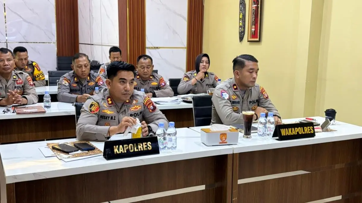 RAKOR: Kapolres Kotim AKBP Resky Maulana Zulkarnain dan Wakapolres Kotim Kompol Christian Maruli Tua Siregar mengikuti rapat koordinasi penegakan disiplin yang digelar jajaran Polda Kalteng melalui konferensi video, Rabu (10/6/2026). FOTO: POLRES KOTIM/RADAR SAMPIT
