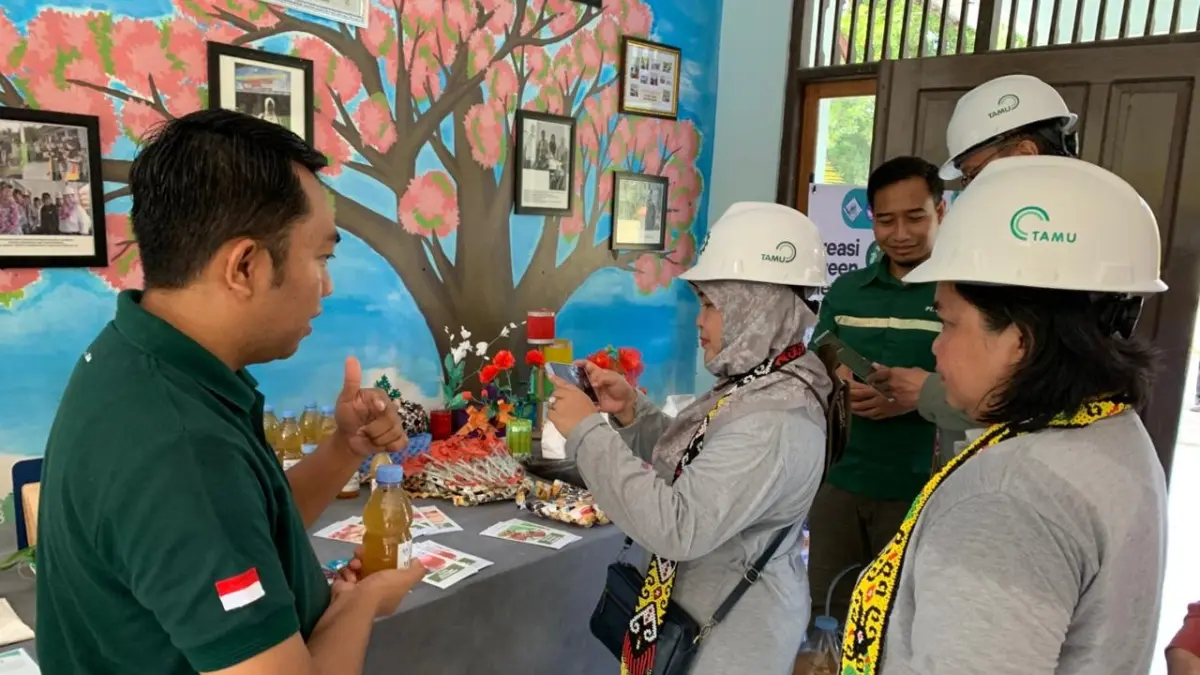 Perwakilan Sekolah SMP Indah Makmur saat menjelaskan inisiatif pengelolaan sampah dan daur ulang kepada Sekretaris Eksekutif Sekretariat Kewenangan Ilmiah Keanekaragaman Hayati BRIN, Ruliyana Susanti saat mengunjungi SMP Indah Makmur. (dok.Astra Agro)
