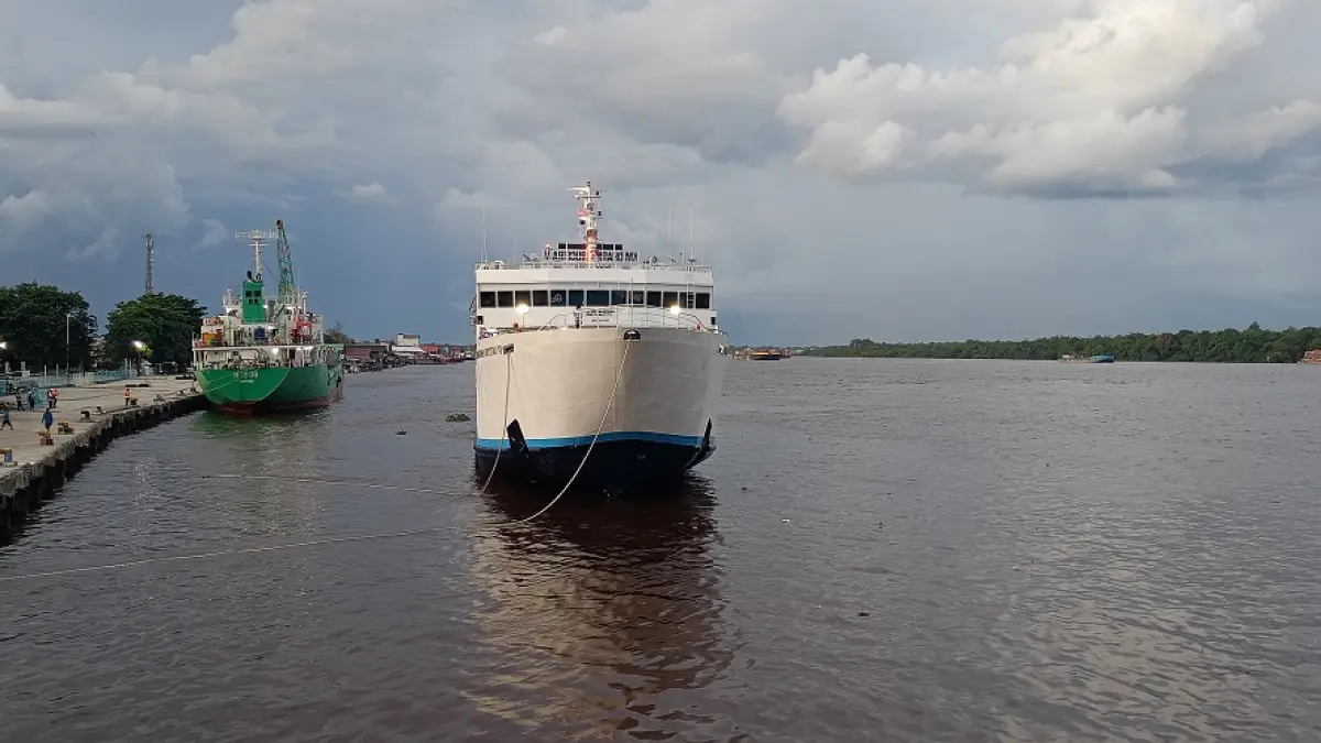 Beberapa kapal sedang sandar di Sungai Mentaya, Kabupaten Kotawaringin Timur. 
