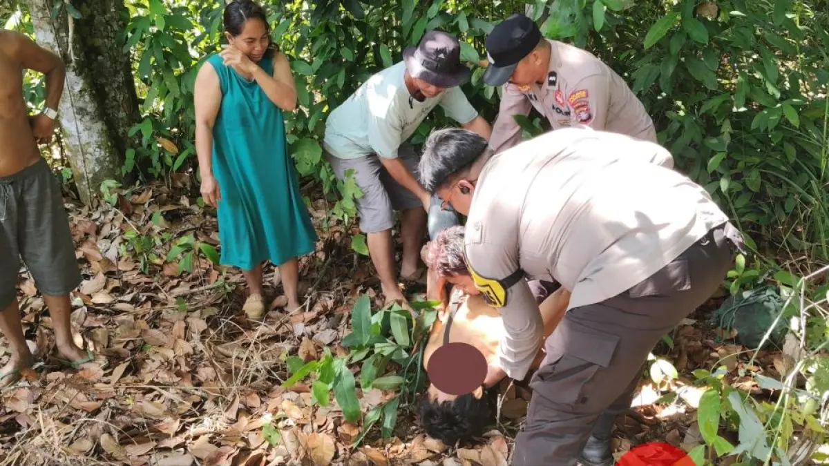 BIKIN GEGER : Petugas beserta warga saat mengevakuasi jasad pria 40 tahun yang meninggal gantung diri di Desa Pelantaran, Kecamatan Cempaga Hulu, Kotim, Rabu (10/6/2026) lalu. FOTO: POLRES KOTIM/RADAR SAMPIT