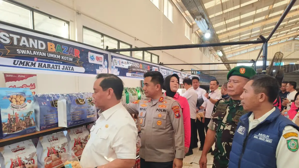 Bupati Kotim Halikinnor bersama Kapolres Kotim AKBP Resky Maulana Zulkarnain saat meninjau stand UMKM kegiatan Bazar UMKM Mahaga Mentaya 2026, Rabu (10/6).  (Akbar/Radar Sampit)