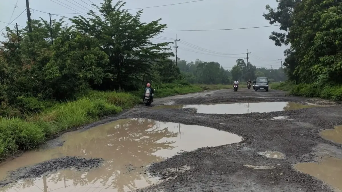 Kondisi jalan sebelum ditimbun oleh Polsek Kumai