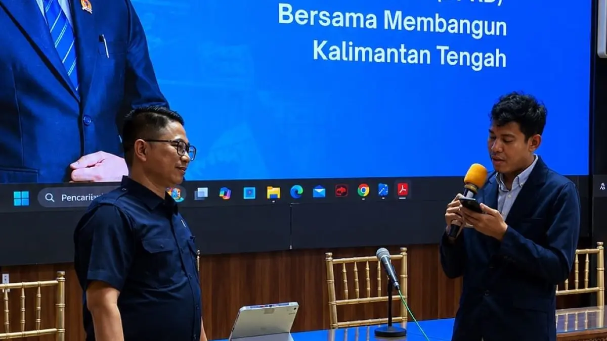 KULIAH LAPANGAN: Junaidi (kiri) saat tanya jawab dengan mahasiswa Universitas Muhammadiyah pada kegiatan kuliah lapangan. FOTO: IST/RADAR SAMPIT