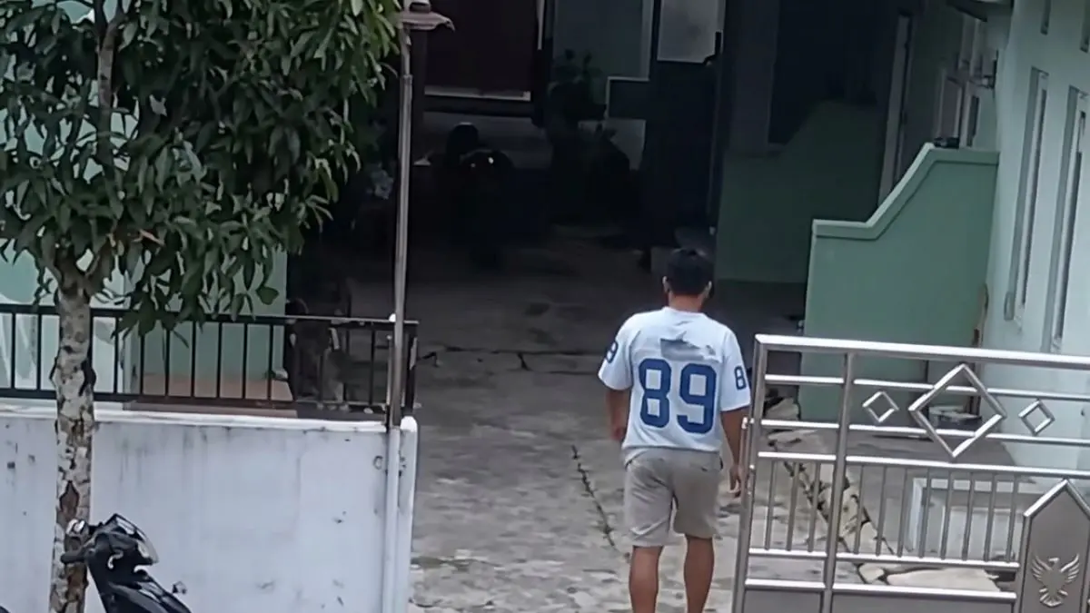 MERESAHKAN : Seorang terduga pelaku pencurian tertangkap kamera CCTV sebelum melancarkan aksinya di kos-kosan Jalan Diponegoro, Sampit, belum lama tadi. FOTO: TANGKAPAN LAYAR/RADAR SAMPIT