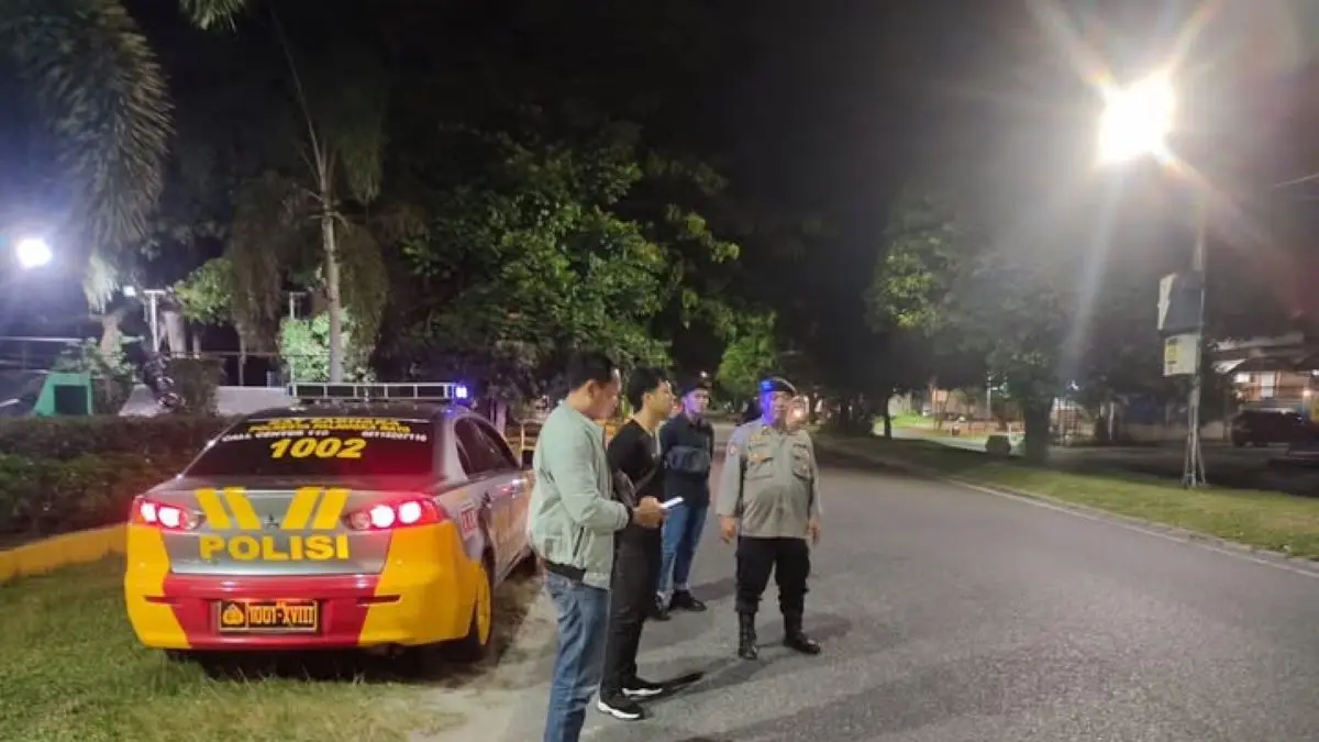 PATROLI: Personel gabungan Polresta Palangka Raya melakukan patroli Harkamtibmas di sejumlah titik rawan guna mencegah aksi balap liar dan kriminalitas jalanan. FOTO: IST/RADAR SAMPIT