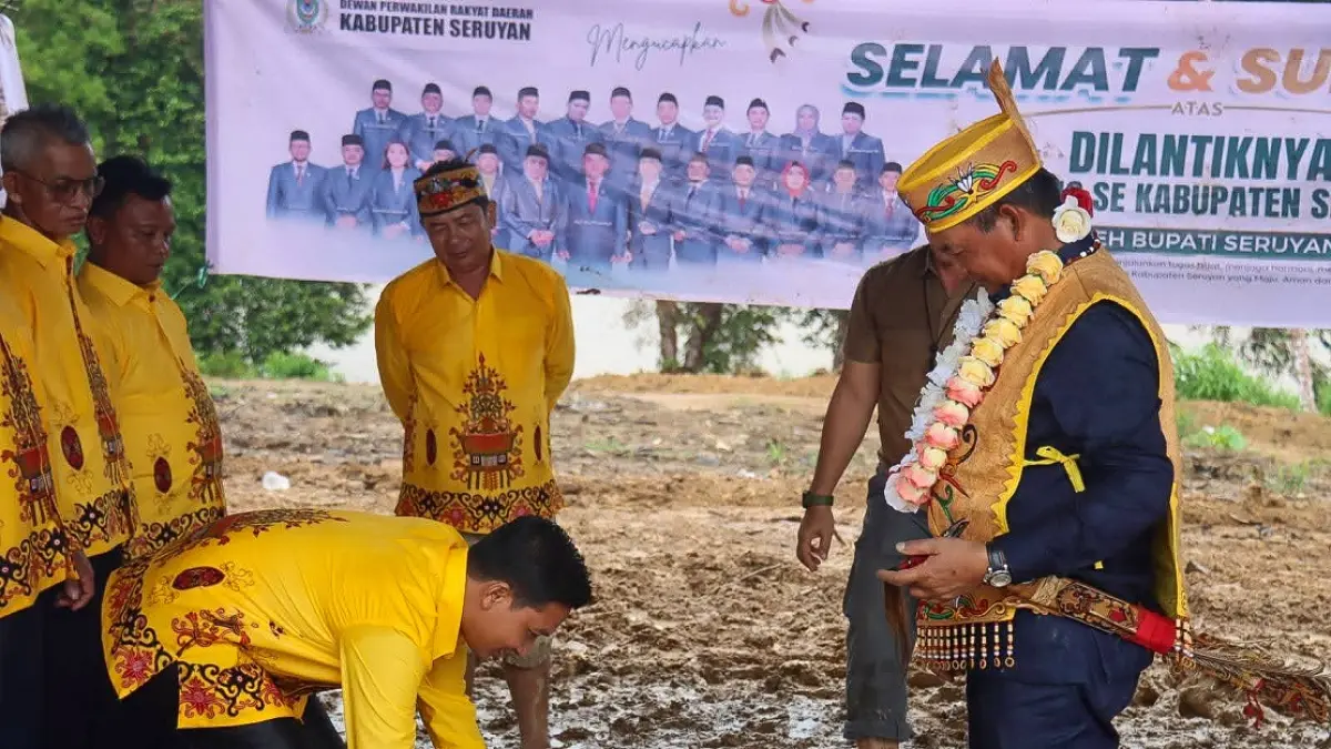 Pemerintah Kabupaten Seruyan melantik Damang Kepala Adat terpilih se-Kabupaten Seruyan serta mengukuhkan Ketua Dewan Adat Dayak (DAD) tingkat kecamatan di Desa Panyumpa, Kecamatan Seruyan Tengah, Rabu (10/6). (RIFANI/RADAR SAMPIT)&nbsp;